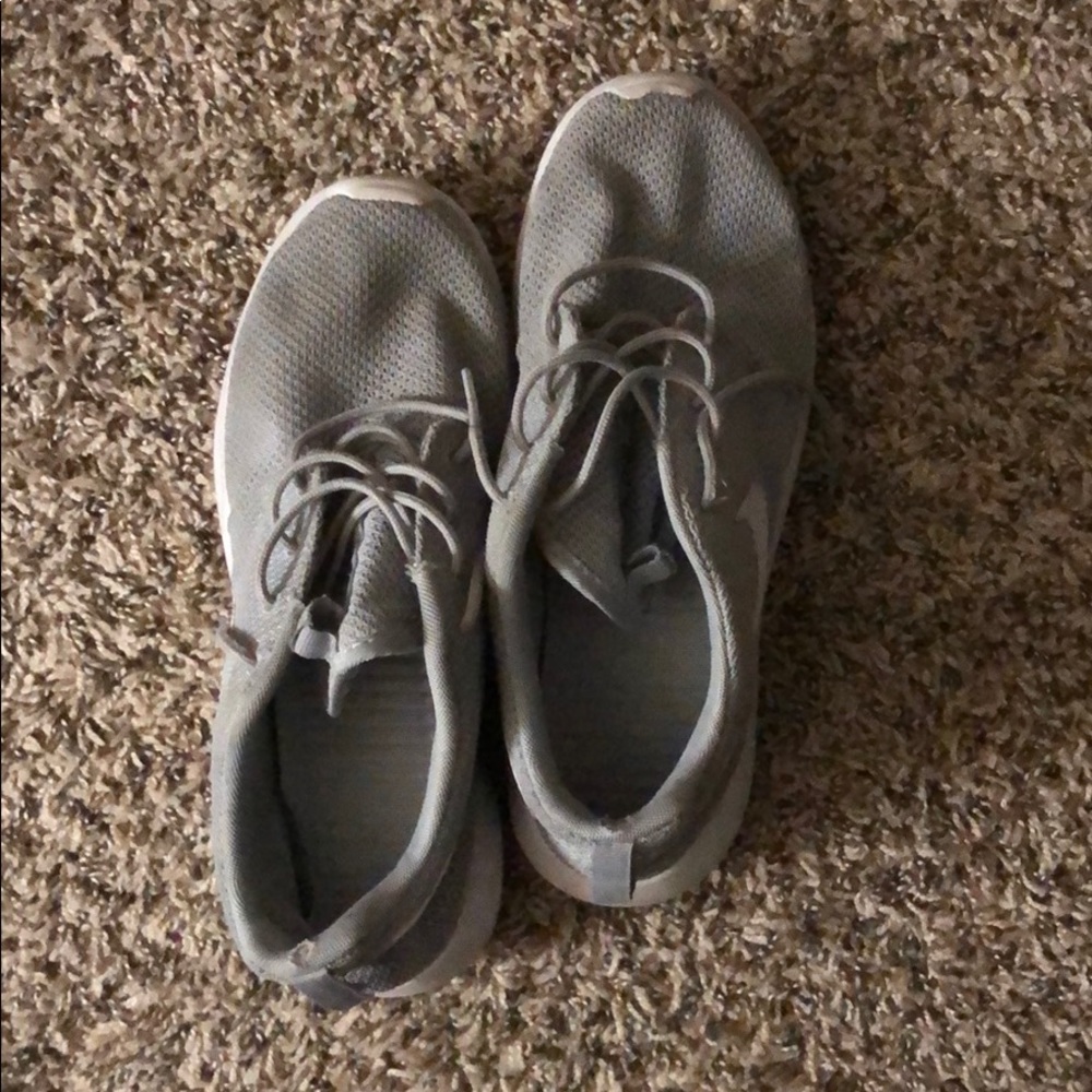 men’s gray nike roshes